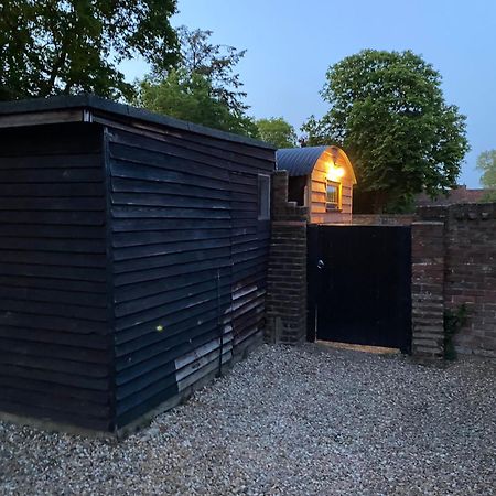 Gatwick Hideaway Hut Hotel Charlwood Екстериор снимка