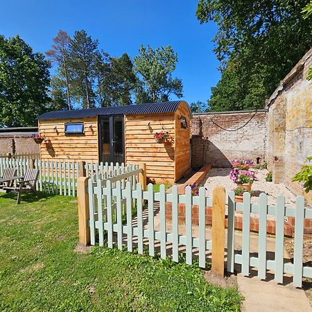 Gatwick Hideaway Hut Hotel Charlwood Екстериор снимка
