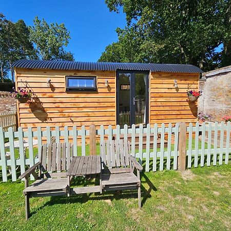 Gatwick Hideaway Hut Hotel Charlwood Екстериор снимка