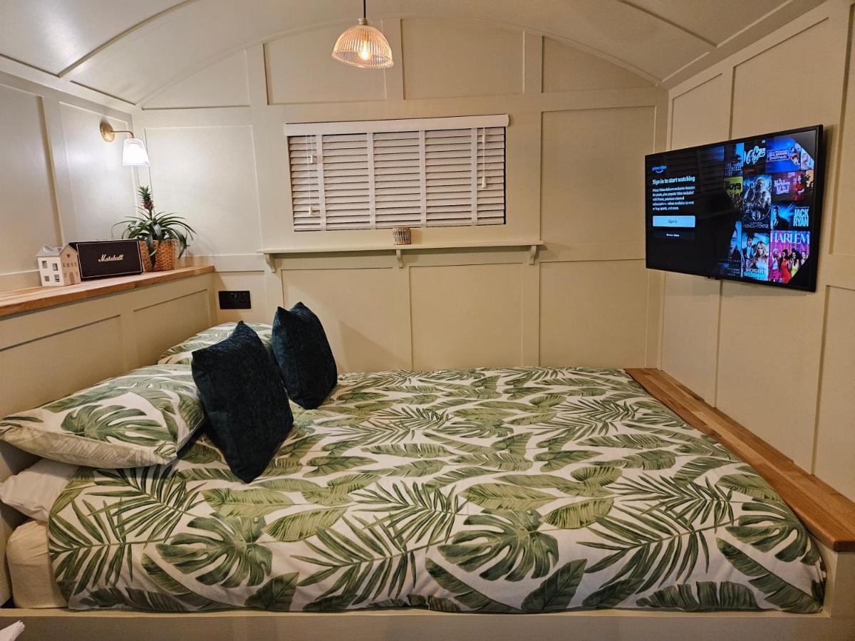 Gatwick Hideaway Hut Hotel Charlwood Екстериор снимка