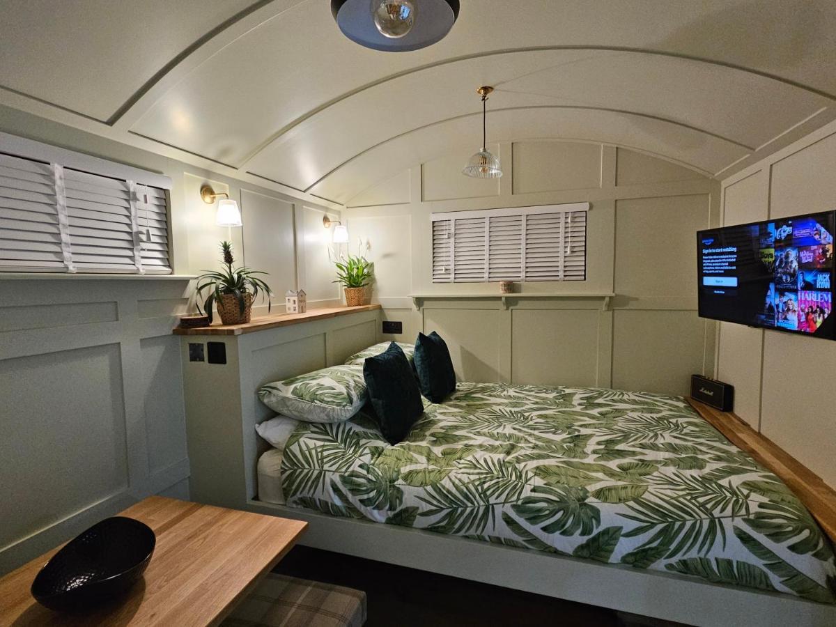 Gatwick Hideaway Hut Hotel Charlwood Екстериор снимка
