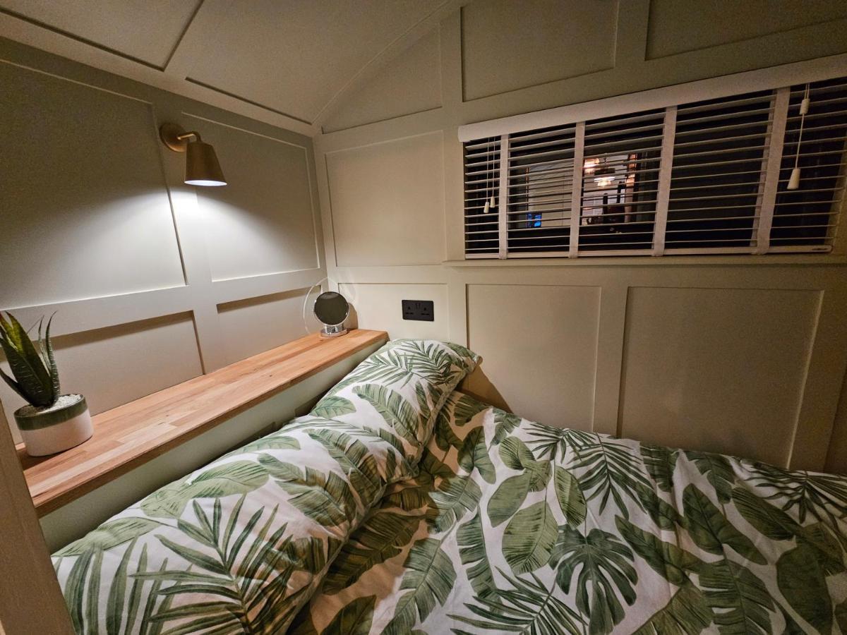 Gatwick Hideaway Hut Hotel Charlwood Екстериор снимка