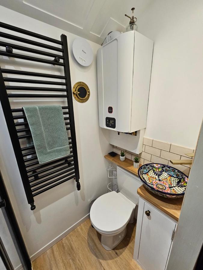 Gatwick Hideaway Hut Hotel Charlwood Екстериор снимка