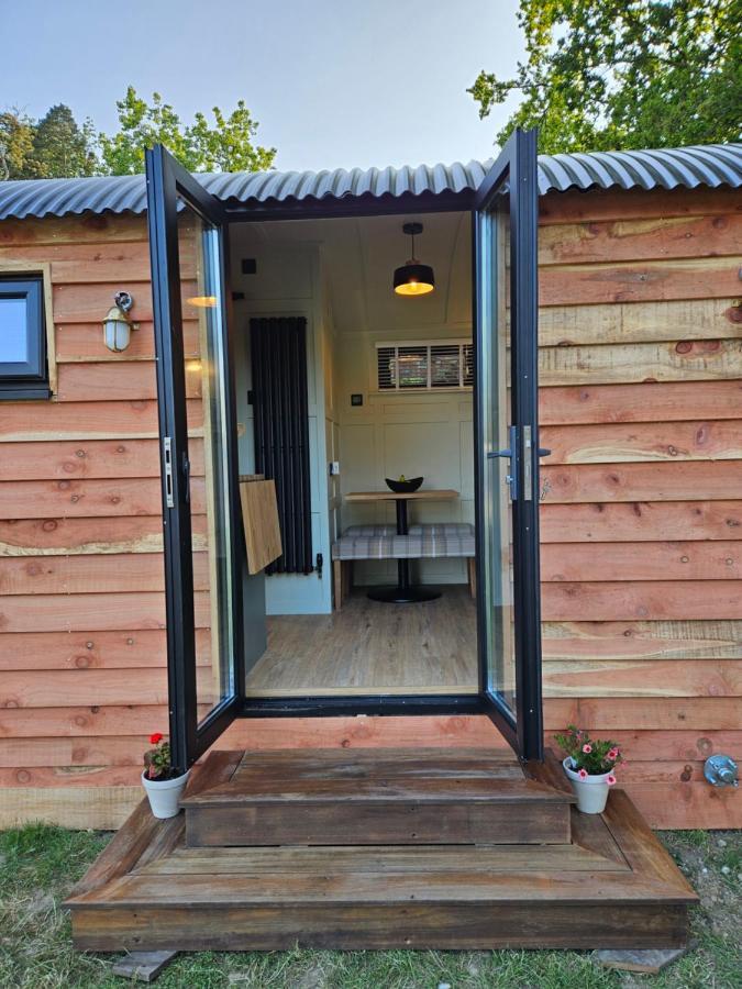 Gatwick Hideaway Hut Hotel Charlwood Екстериор снимка
