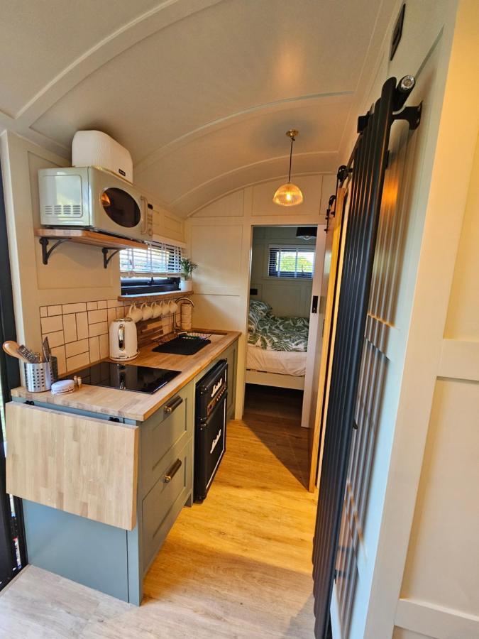 Gatwick Hideaway Hut Hotel Charlwood Екстериор снимка