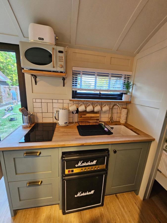 Gatwick Hideaway Hut Hotel Charlwood Екстериор снимка