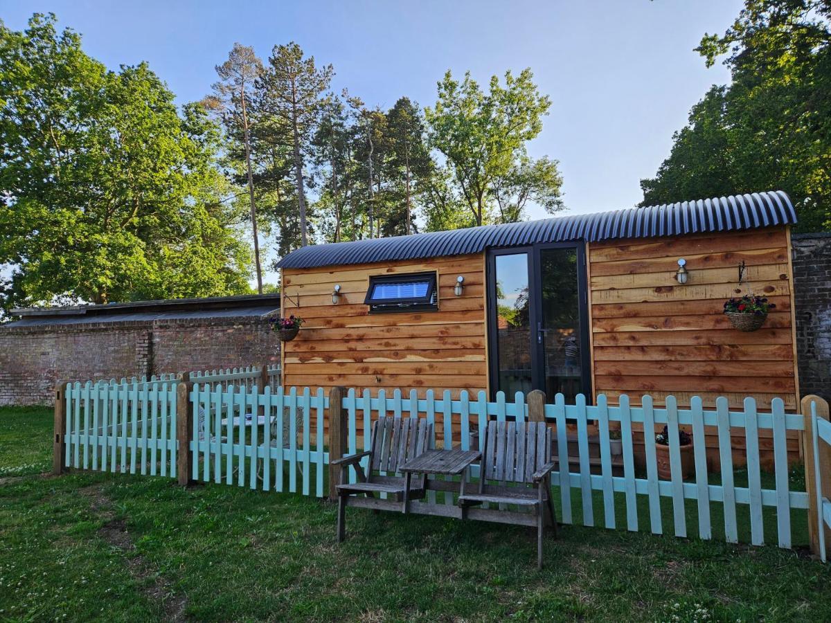 Gatwick Hideaway Hut Hotel Charlwood Екстериор снимка