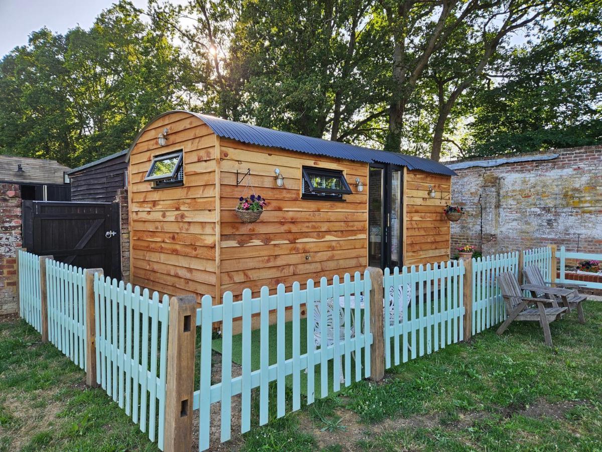 Gatwick Hideaway Hut Hotel Charlwood Екстериор снимка