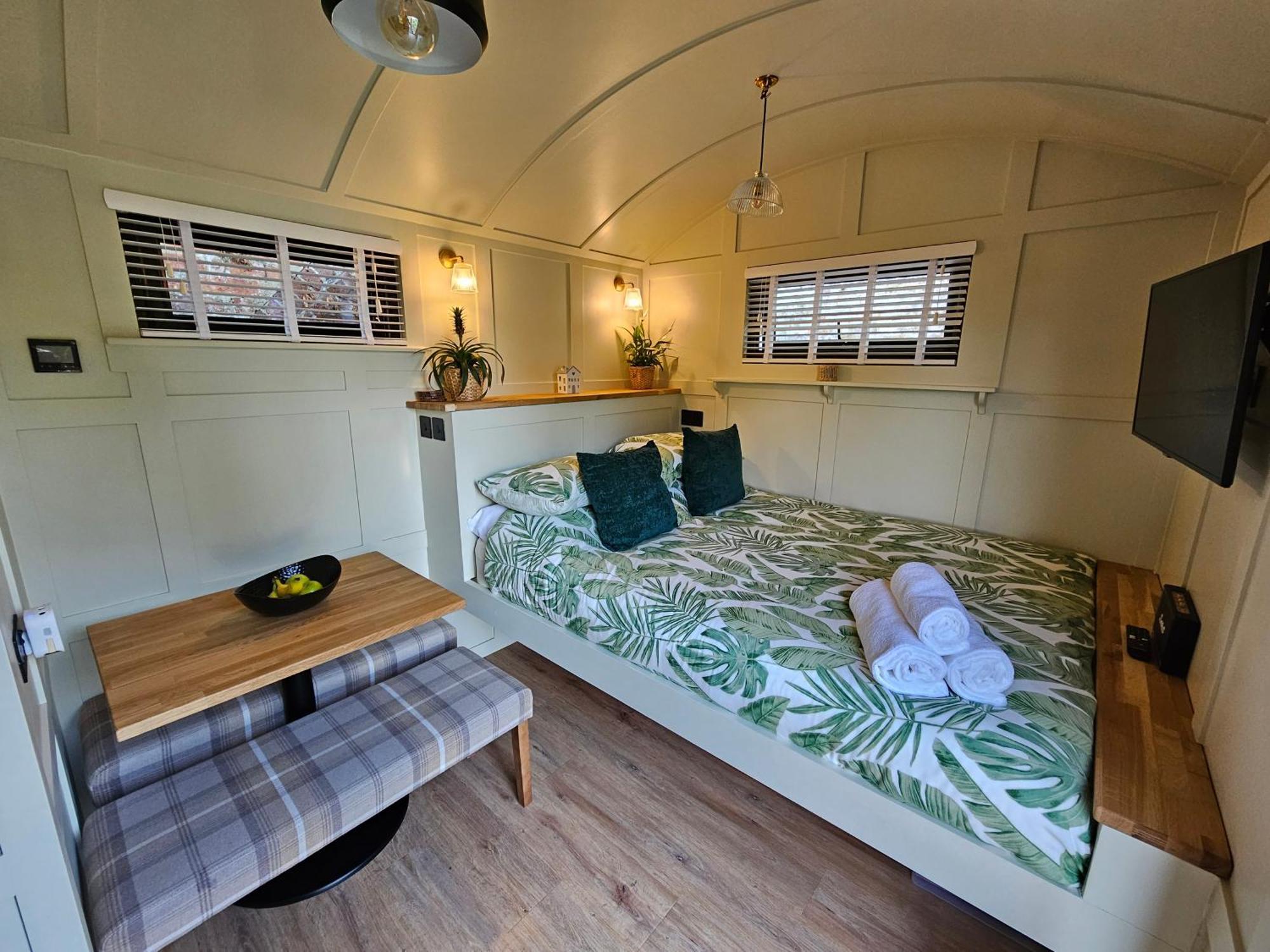 Gatwick Hideaway Hut Hotel Charlwood Екстериор снимка