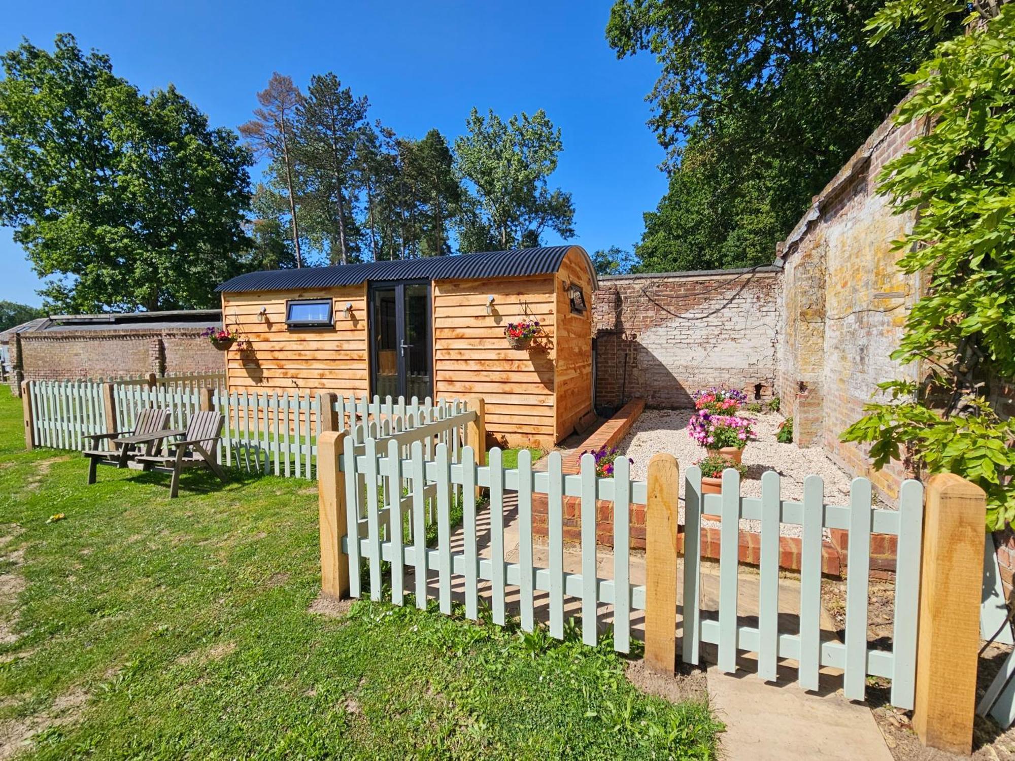 Gatwick Hideaway Hut Hotel Charlwood Екстериор снимка