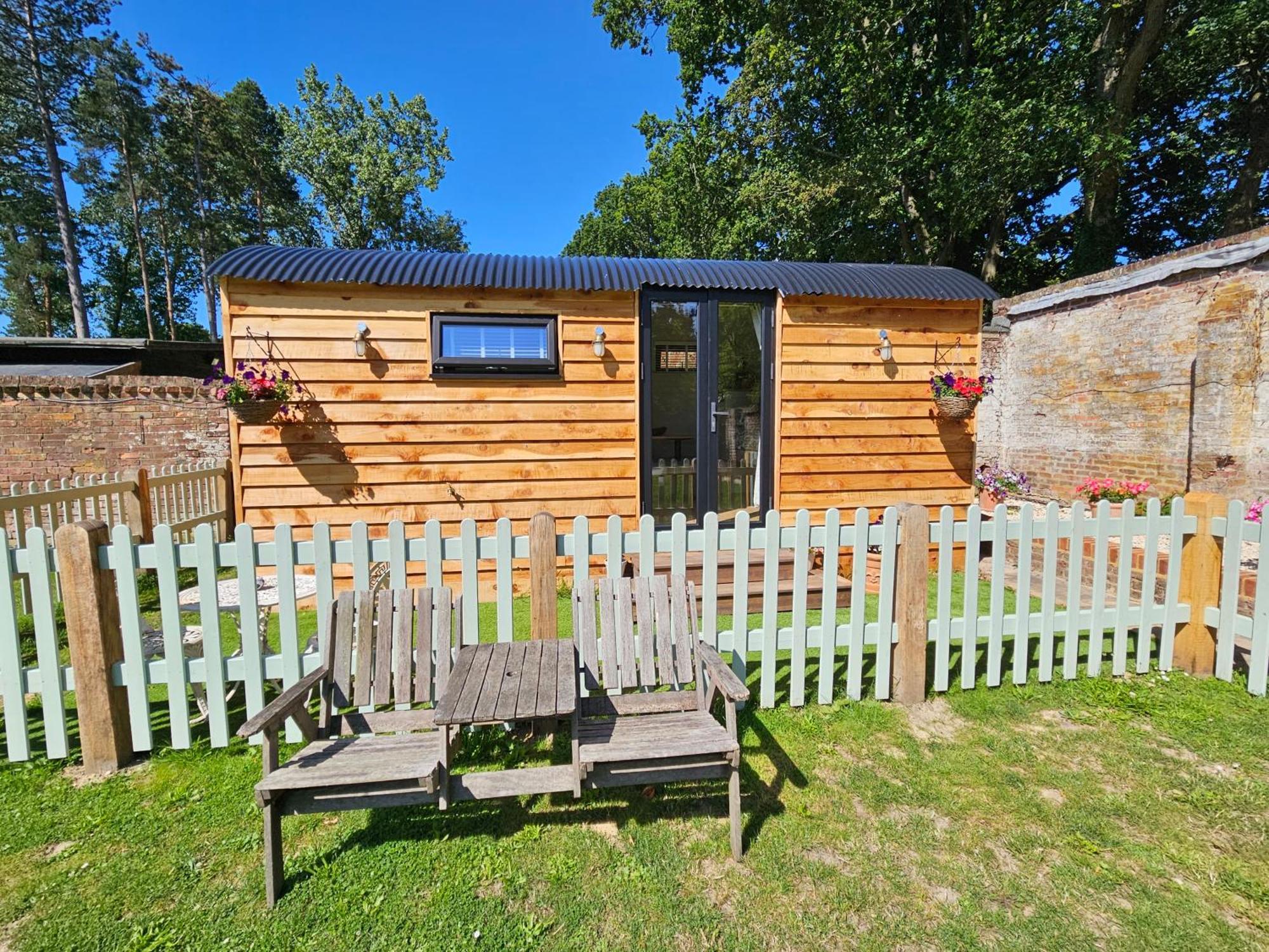 Gatwick Hideaway Hut Hotel Charlwood Екстериор снимка